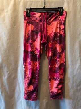 Nike Girls Pink & Magenta Abstract Print Capri Leggings